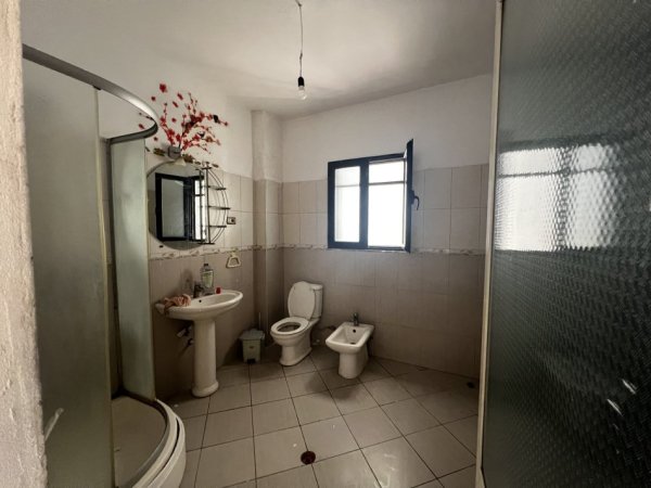 Tirane, jepet me qera apartament 2+1 Kati 2, 100 m² 300 € 