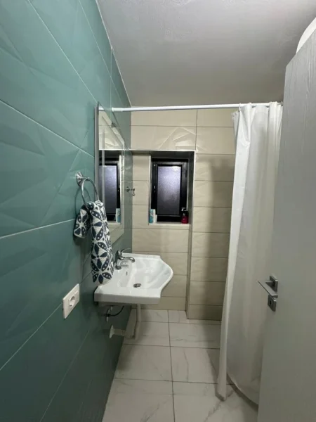 Vlore, jepet me qera apartament duplex 2+1 Kati 0, 78 m² 450 € (Rruga e Cipajve, Vlore)