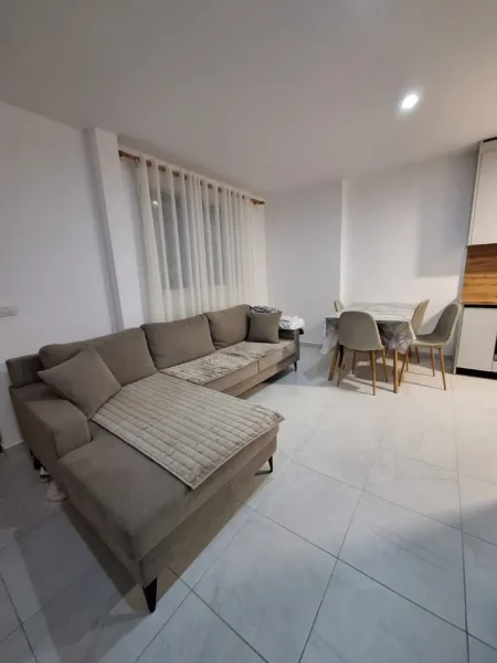 Vlore, jepet me qera apartament duplex 2+1 Kati 0, 78 m² 450 € (Rruga e Cipajve, Vlore)