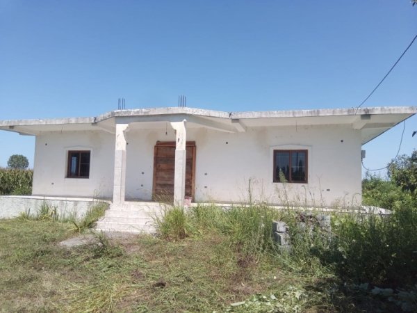 FUSHE MAMURRAS, shes shtepi 1 Katshe Kati 1, 159 m² 105.000 € (Rruga e Adriatikut, Fushe Mamurras)