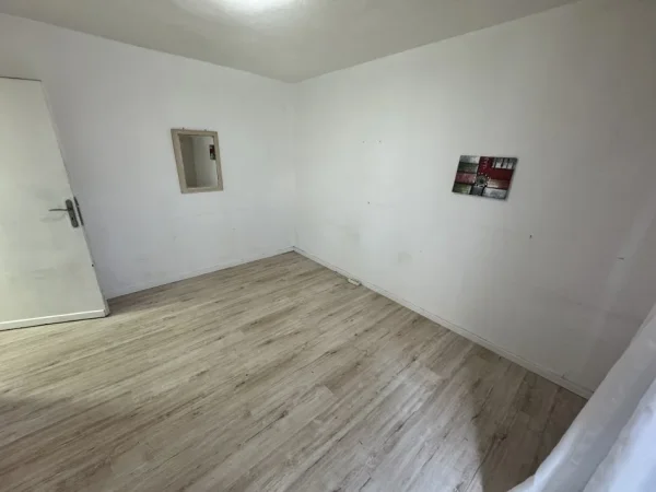 Tirane, shes apartament 2+1+Ballkon Kati 4, 67 m² 165.000 € (Rr. Mine Peza te Kafe Flora)