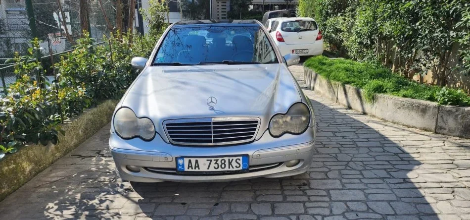 Shqiperi, shitet makine Mercedes Benz C220 Nafte, gri metalizato automatik Kondicioner 310.000 km 2.800 €