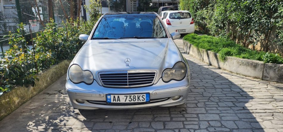 Shqiperi, shitet makine Mercedes Benz C220 Nafte, gri metalizato automatik Kondicioner 310.000 km 2.800 €