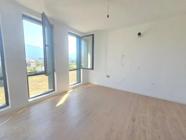 Tirane, jepet me qera zyre Kati 2, 105 m² 600 € (Bulevardi i Ri)