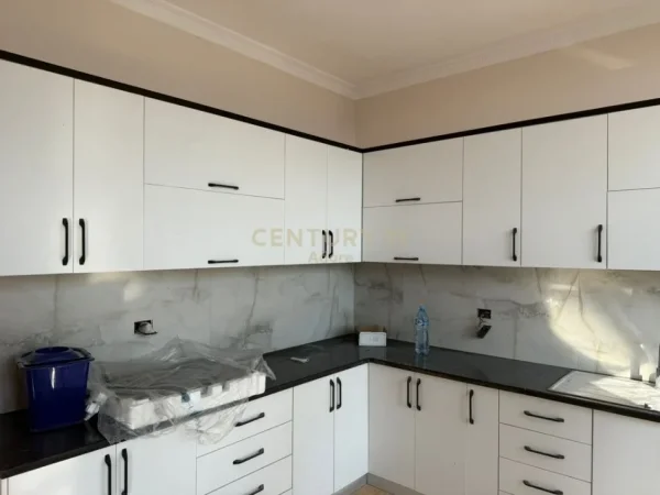 Tirane, jepet me qera Vile 3 Katshe Kati 1, 250 m² 1.200 € (Sauk i Ri)
