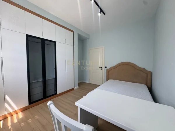 Tirane, jepet me qera Vile 3 Katshe Kati 1, 100 m² 600 € (Sauk)