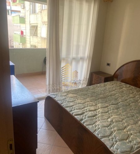 Tirane, jepet me qera apartament 1+1+Ballkon Kati 4, 68 m² 300 € (Perballe Furre buke Europa)