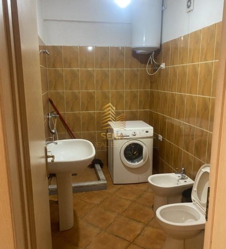 Tirane, jepet me qera apartament 1+1+Ballkon Kati 4, 68 m² 300 € (Perballe Furre buke Europa)