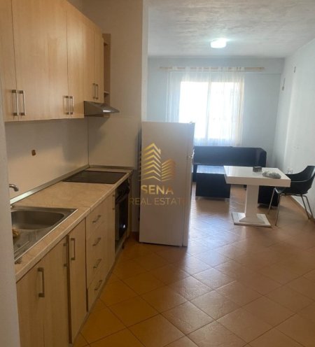 Tirane, jepet me qera apartament 1+1+Ballkon Kati 4, 68 m² 300 € (Perballe Furre buke Europa)