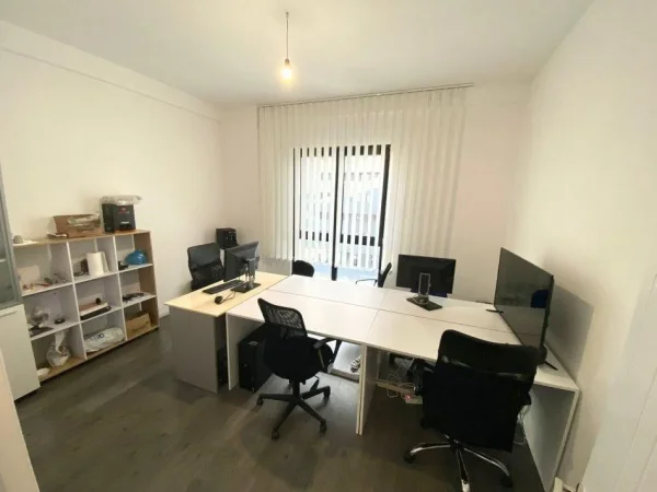 Tirane, jepet me qera zyre Kati 4, 133 m² 900 € (square 21)