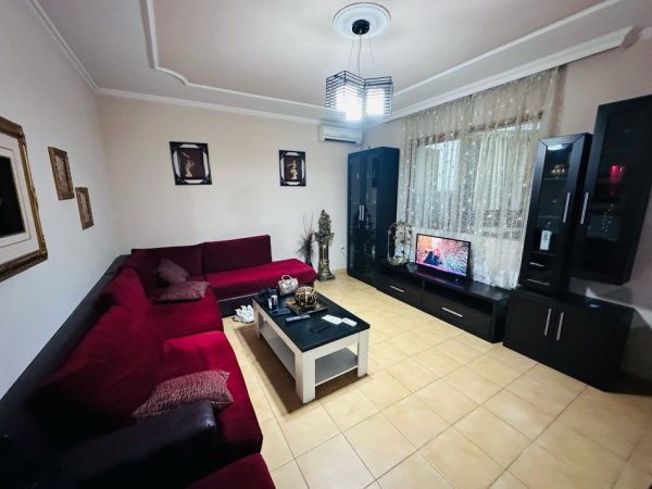 Tirane, jepet me qera apartament 2+1 Kati 1, 380 € (ali demi)