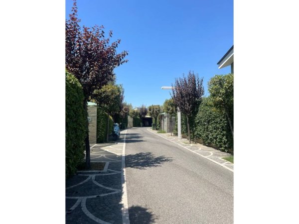 Tirane, jepet me qera Vile 4+1 Kati 2, 506 m² 3.750 € (TEG)