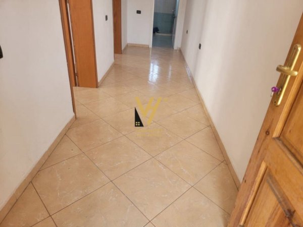 Tirane, jepet me qera zyre Kati 3, 70 m² 300 € (5 MAJI)
