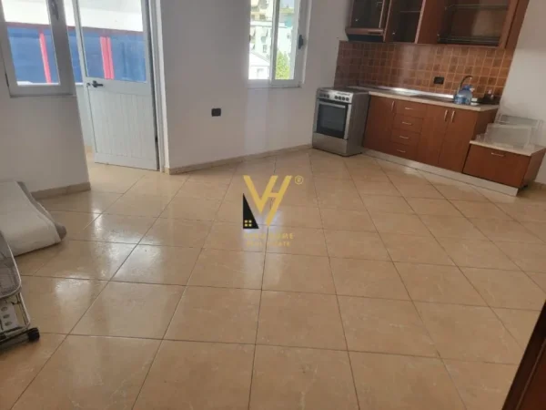 Tirane, jepet me qera zyre Kati 3, 70 m² 300 € (5 MAJI)