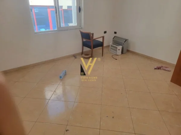 Tirane, jepet me qera zyre Kati 3, 70 m² 300 € (5 MAJI)