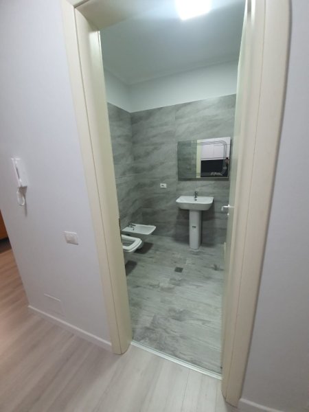 Tirane, jepet me qera apartament 1+1 Kati 2, 600 €