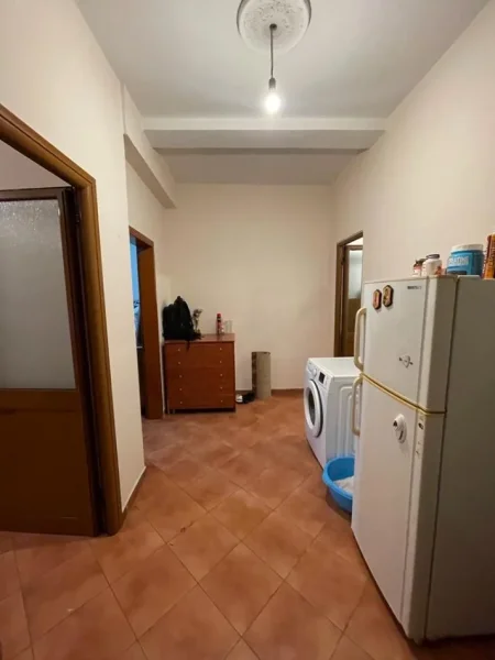 Tirane, jepet me qera apartament 1+1 Kati 1, 65 m² 38.000 € (Hajredin Shtino, shkolla Qazim Turdiu)