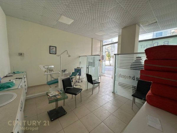 Tirane, jepet me qera ambjent biznesi Kati 0, 45 m² 400 € (Rr. Foto Xhavella)