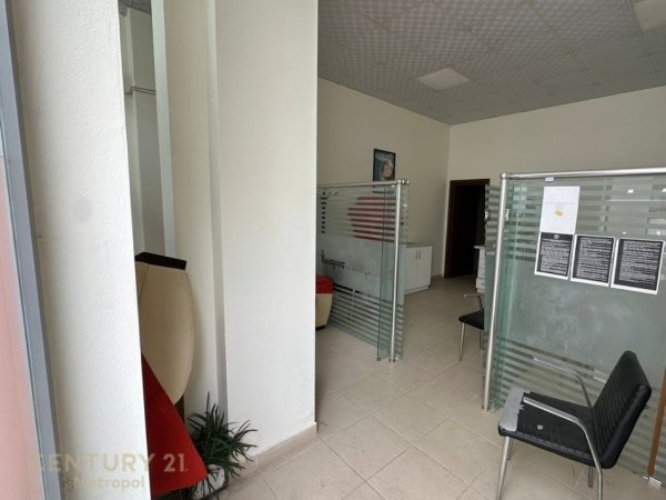 Tirane, jepet me qera ambjent biznesi Kati 0, 45 m² 400 € (Rr. Foto Xhavella)