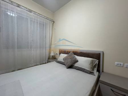 Tirane, jepet me qera apartament 1+1 Kati 5, 61 m² 450 € (Golden Park)