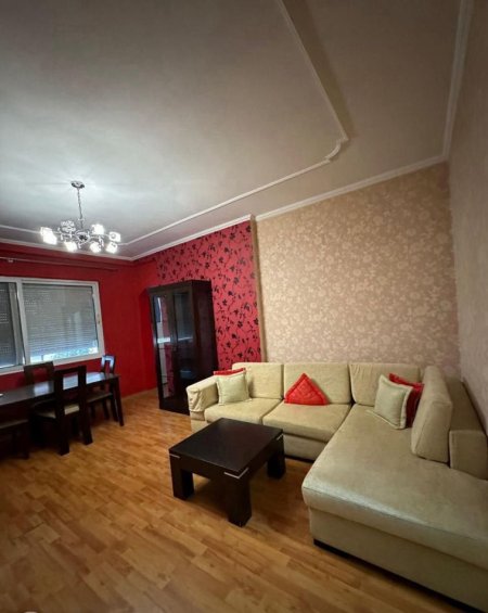 Tirane, jepet me qera apartament 1+1+Ballkon Kati 4, 80 m² 500 € (SQUARE 21)