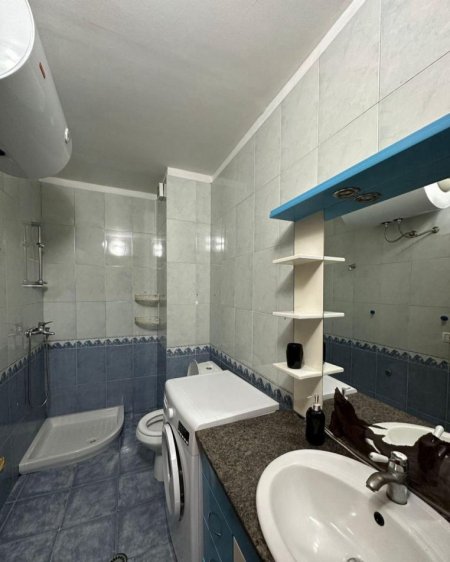 Tirane, jepet me qera apartament 1+1+Ballkon Kati 4, 80 m² 500 € (SQUARE 21)