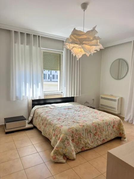 Tirane, shitet apartament 1+1 , 90 m² 