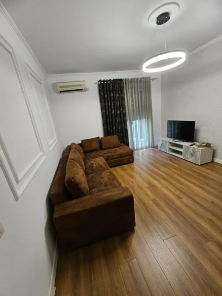 Tirane, jepet me qera apartament 1+1 Kati 2, 600 € 