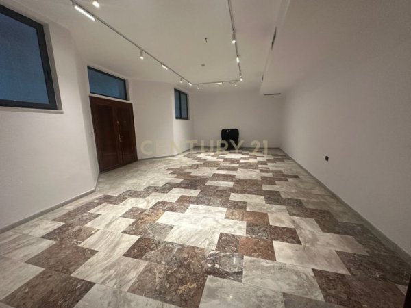 Tirane, jepet me qera Vile Kati 4, 2.307 m² 10.000 € (Vilat Gjermane)