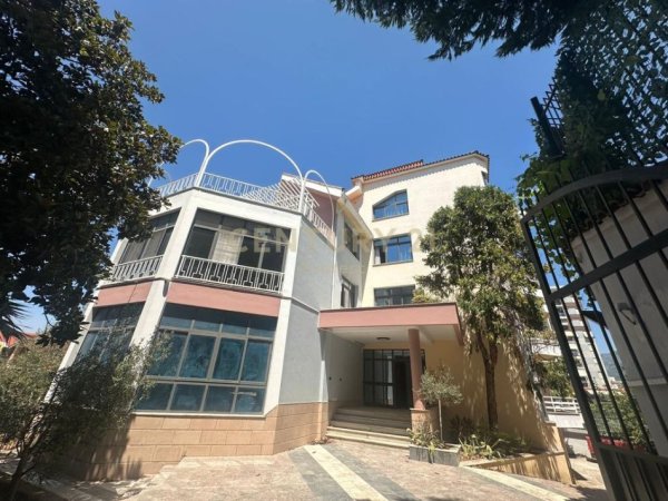 Tirane, jepet me qera Vile Kati 4, 2.307 m² 10.000 € (Vilat Gjermane)