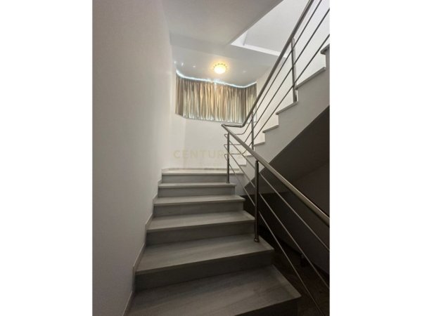 Tirane, jepet me qera Vile Kati 4, 2.307 m² 10.000 € (Vilat Gjermane)