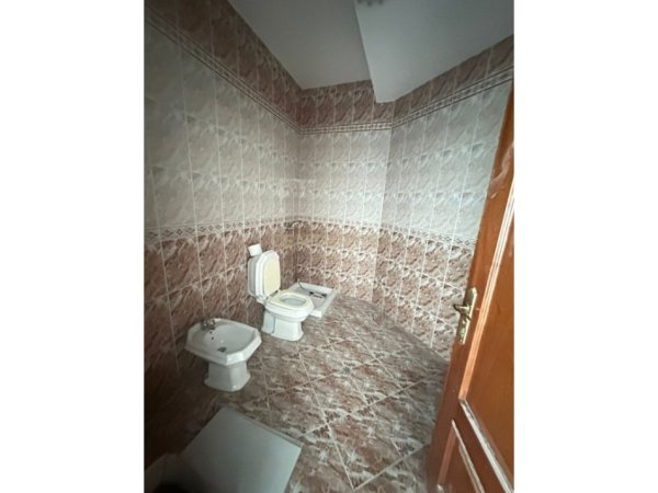 Tirane, jepet me qera Vile Kati 4, 2.307 m² 10.000 € (Vilat Gjermane)