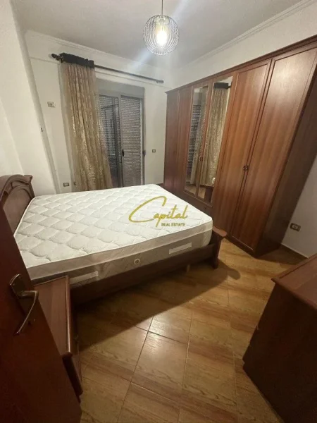 Tirane, jepet me qera apartament Kati 5, 102 m² 500 € (XHAMLLIKU)