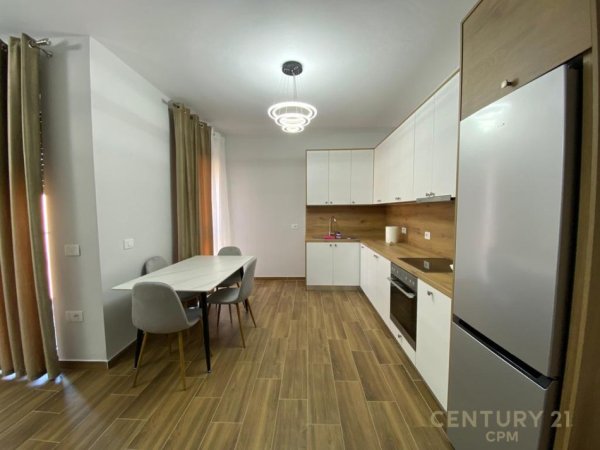 Tirane, jepet me qera apartament 2+1 Kati 7, 124 m² 750 € (ISH PROFARMA XHAMLLIK)