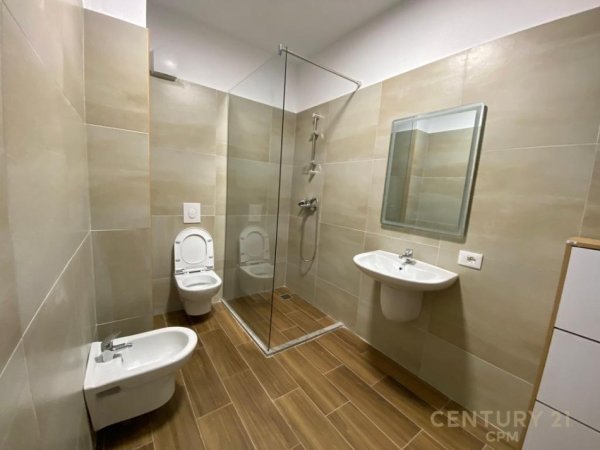 Tirane, jepet me qera apartament 2+1 Kati 7, 124 m² 750 € (ISH PROFARMA XHAMLLIK)