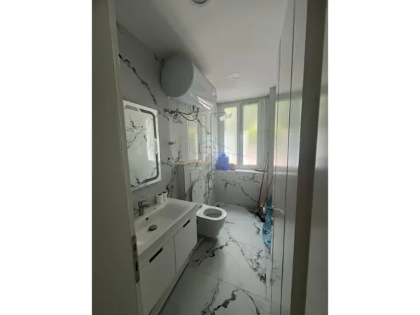 Tirane, jepet me qera apartament 1+1 Kati 2, 59 m² 600 € (Komuna e Parisit)