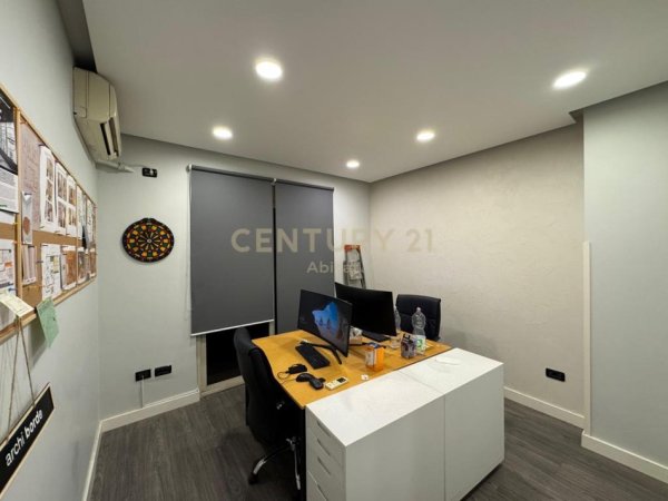 Tirane, jepet me qera zyre Kati 4, 70 m² 700 € (Drejtoria e Policise)