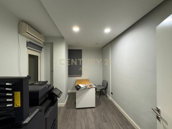 Tirane, jepet me qera zyre Kati 4, 70 m² 700 € (Drejtoria e Policise)