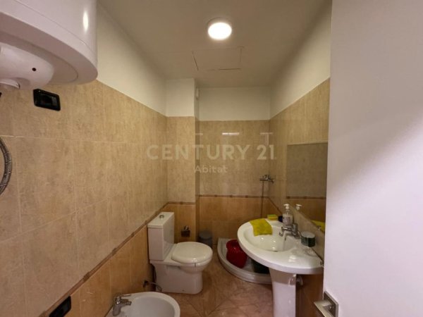 Tirane, jepet me qera zyre Kati 4, 70 m² 700 € (Drejtoria e Policise)