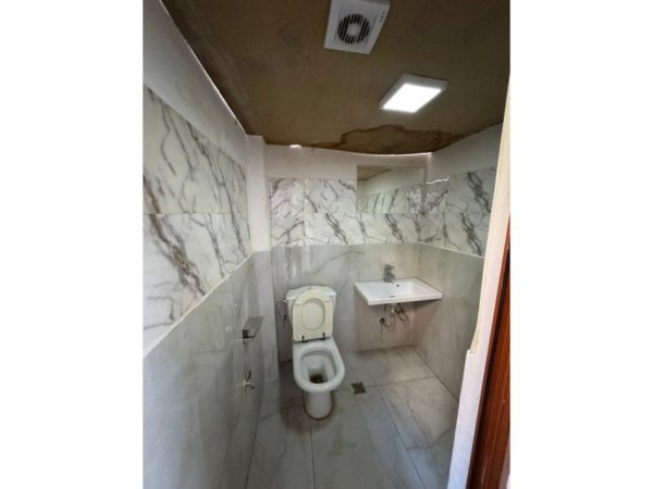 Tirane, jepet me qera ambjent biznesi Kati 0, 260 m² 1.500 € (rruga Siri Kodra)