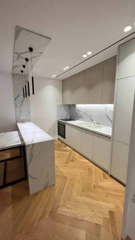 Tirane, jepet me qera apartament 1+1+Ballkon Kati 4, 70 m² 900 € (355693414015)