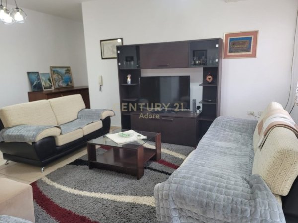 Tirane, jepet me qera apartament 2+1 Kati 3, 120 m² 600 € (Prane Fondacionit Eleonore)