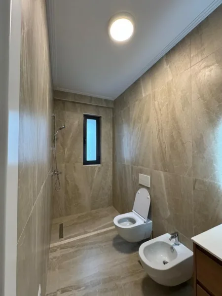 Tirane, jap me qera apartament 2+1 Kati 3, 109 m² 750 € (porcelan)