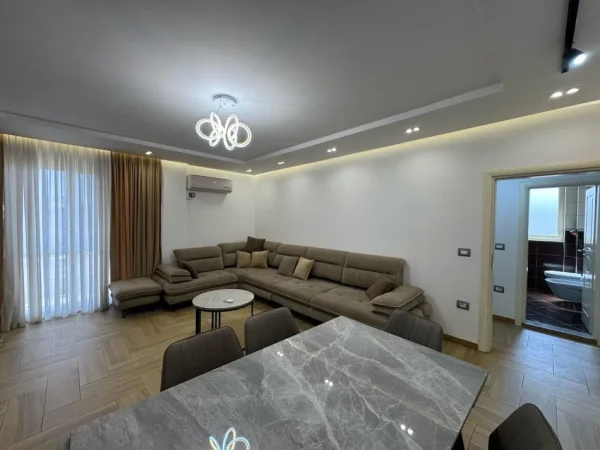 Tirane, jepet me qera apartament 2+1 Kati 4, 110 m² 800 € (Mozaiku i Tiranes)