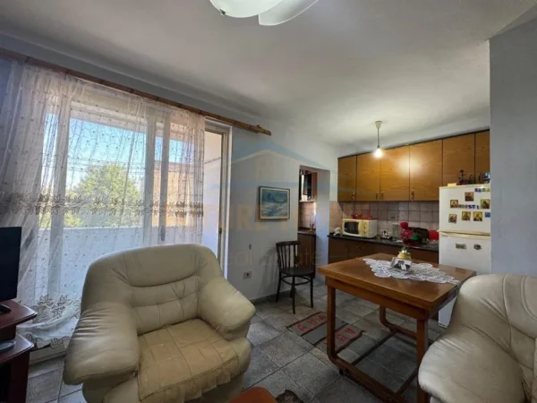 Tirane, jepet me qera apartament 2+1 Kati 4, 76 m² 550 € (Brryli)