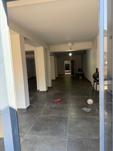 Tirane, jepet me qera ambjent biznesi Kati 0, 115 m² 700 € (Njazi Meka)