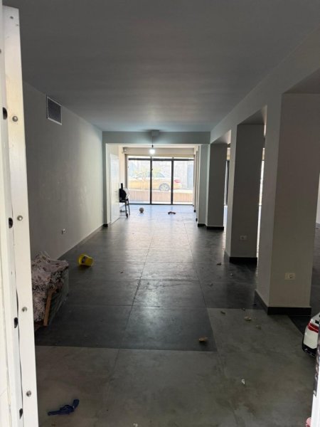 Tirane, jepet me qera ambjent biznesi Kati 0, 115 m² 700 € (Njazi Meka)