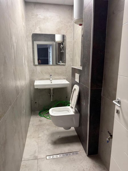 Tirane, jepet me qera ambjent biznesi Kati 0, 115 m² 700 € (Njazi Meka)