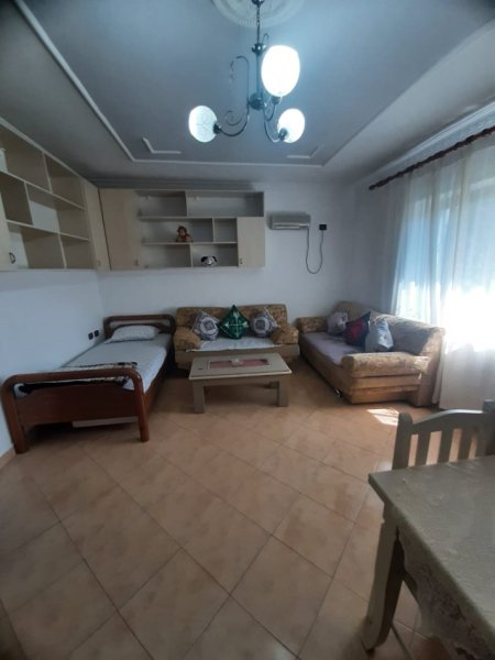 Tirane, jepet me qera apartament 1+1+Ballkon Kati 1, 75 m² 500 € (Rruga Hodo Beg)