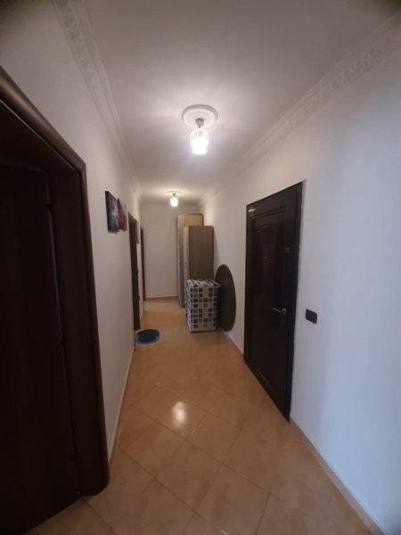 Tirane, jepet me qera apartament 1+1+Ballkon Kati 1, 75 m² 500 € (Rruga Hodo Beg)